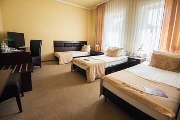 Фото номера Стандартный трехместный номер Отель Park Hotel Tryszczyn г. Tryszczyn 5